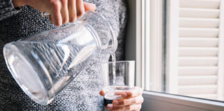 Saiba como beber água pode resolver problemas beber água