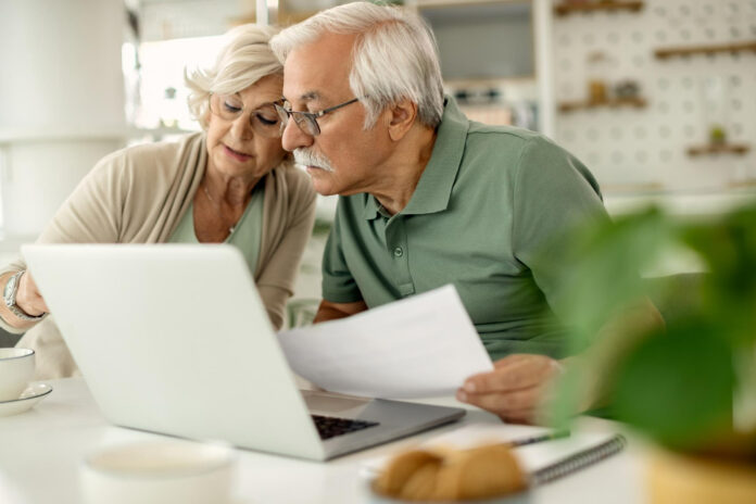 senior-couple-analyzing-their-savings-while-going-through-home-finances planejamento futuro