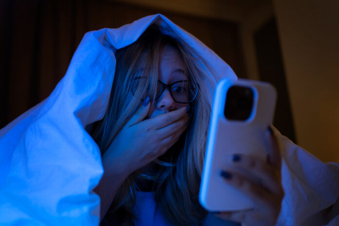 front-view-girl-being-cyberbullied vício celular