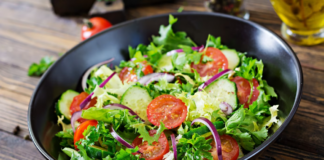 Salada pronta pode ter bactérias causadoras de infecções alimentares Infecções alimentares podem ser causadas por microrganismos presentes na salada