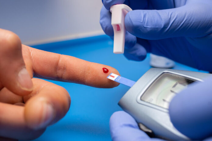 captura-de-um-medico-com-luvas-de-borracha-fazendo-um-exame-de-sangue-de-um-paciente Diabete tipo 1