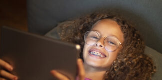 Tempo excessivo e pouca distância de telas contribuem para miopia Miopia em crianças