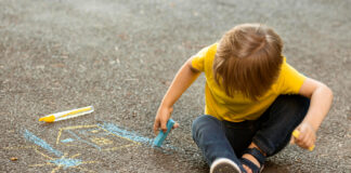 Nutrição inadequada, tempo de tela, uso de disciplinas punitivas e falta de atendimentos em saúde estão entre fatores de risco para desenvolvimento infantil