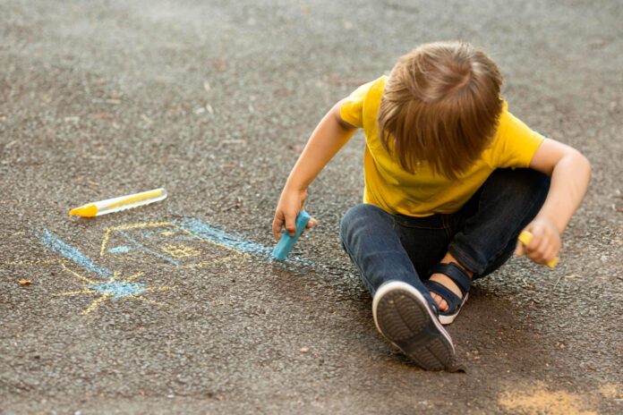 Nutrição inadequada, tempo de tela, uso de disciplinas punitivas e falta de atendimentos em saúde estão entre fatores de risco para desenvolvimento infantil
