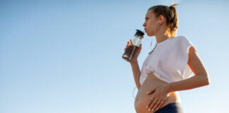 Bebês e gestantes precisam de comidas leves e mais líquido no calor Calor