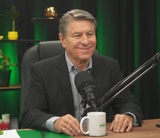 Paulo Roberto Fernandes Faria, presidente da Unimed Paraná, em podcast comemorativo aos 45 anos da Federação