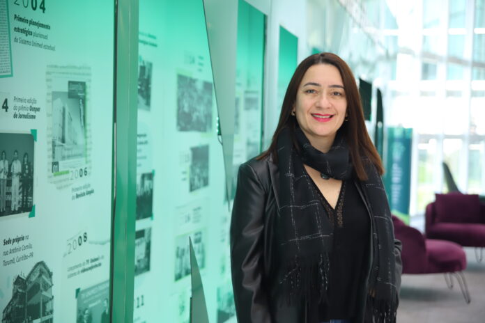 Andréa Regina Aguiar Teixeira, analista do Núcleo de Desenvolvimento Humano da Unimed Paraná, acredita que as ações de relacionamento com os cooperados não apenas constroem relações de confiança, mas também estimulam a inovação, em sintonia com os princípios cooperativistas