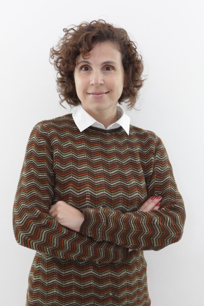 Carla Taddei meio corpo.jpeg