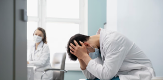 Violência contra médicos cresce e atinge um profissional a cada três horas no Brasil violência médico