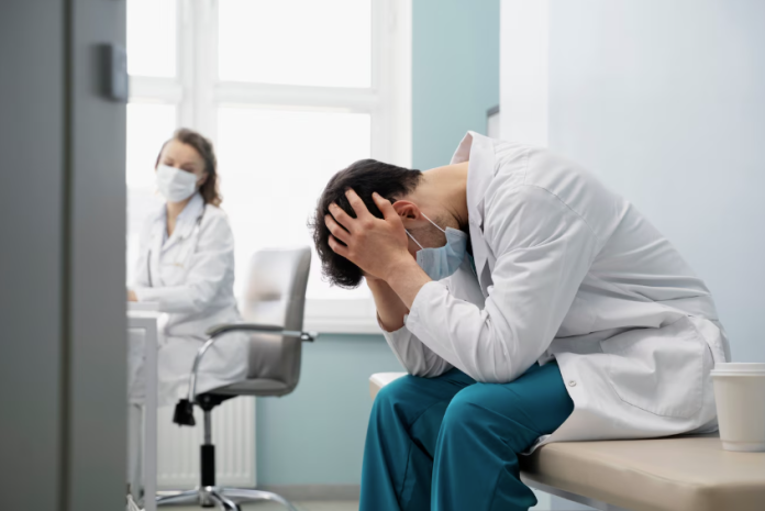 https://www.freepik.com/free-photo/medium-shot-sad-doctor-wearing-mask_24747916.htm#fromView=search&page=1&position=0&uuid=c3ea03aa-69c5-4313-9334-22b5f0d86644&query=violencia+medico violência médico