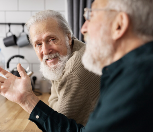 Comunicação com idosos: como ser respeitoso e assertivo? comunicação com idosos