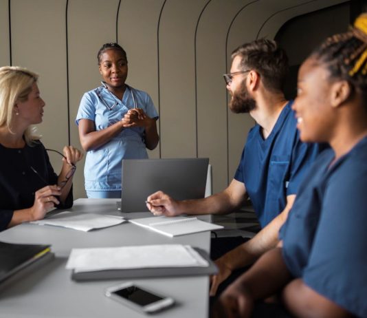Desafios da gestão em saúde: como equilibrar eficiência, inovação e cuidado humano gestão em saúde