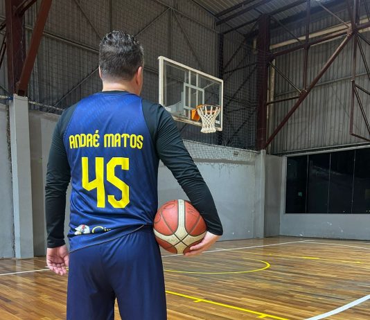 Entre dribles e diagnósticos, urologista encontra equilíbrio nas quadras de basquete