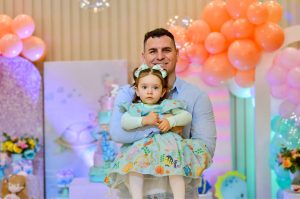 Cristiano Goncalves com a filha, uma de suas maiores motivações para seguir firme com a mudança de hábitos