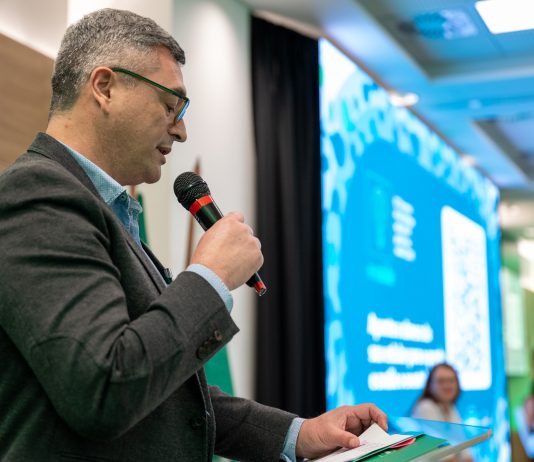 Paulo Becker, da Femipa, moderou o painel que tratou da importância de dados e escuta ativa no uso qualificado da IA