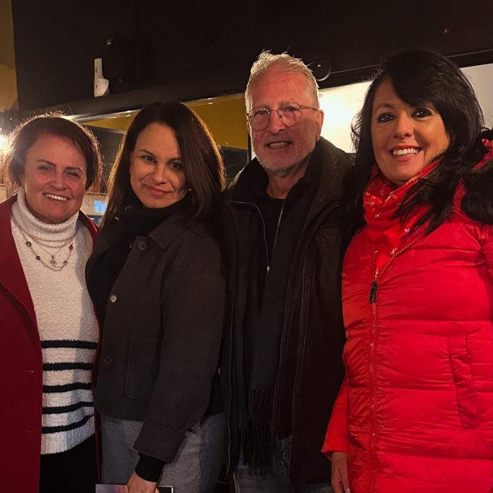 Foto_2_Encontro) Maria Ofélia com membros e colegas da Sobrames-PR, promovendo a literatura em encontro recente