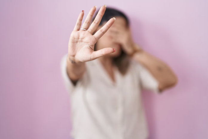 https://www.freepik.com/free-photo/blonde-woman-standing-pink-background-covering-eyes-with-hands-doing-stop-gesture-with-sad-fear-expression-embarrassed-negative-concept_42264488.htm#fromView=search&page=1&position=0&uuid=cd671052-ae48-46dc-b9c9-4f1280148367&query=combate+violencia+mulher violência contra a mulher