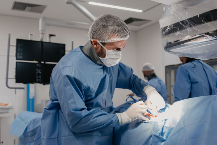 Hospital da Unimed Londrina realiza implante inédito de marcapasso sem eletrodo no átrio na América do Sul hospital unimed londrina