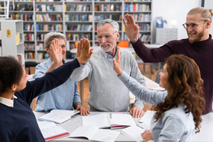 https://www.magnific.com/free-photo/people-high-five-library-close-up_20941975.htm#fromView=search&page=1&position=35&uuid=9c6d0655-8feb-4f9f-add5-c364ae412ed2&query=educa%C3%A7%C3%A3o+politica educação política