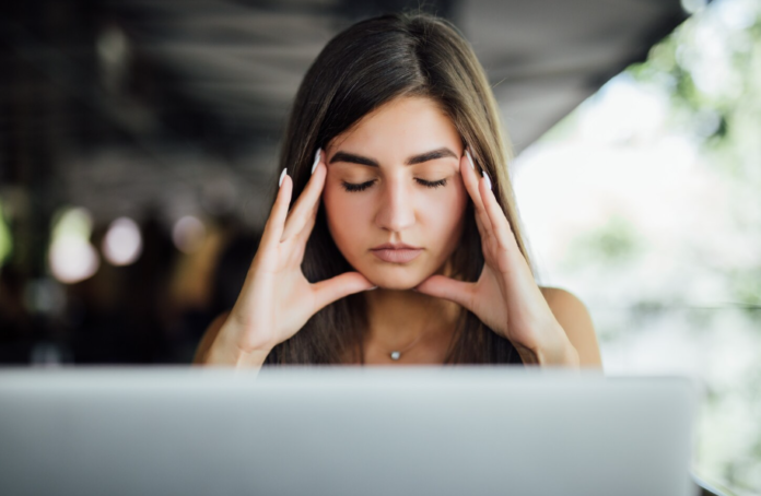 https://www.magnific.com/free-photo/stressed-busy-tired-young-girl-working-her-report-front-laptop-summer-cafe_10370764.htm#fromView=search&page=1&position=7&uuid=b321f49b-b750-4940-84e9-ff832275ea5c&query=concentra%C3%A7%C3%A3o melhorar o foco e a concentração
