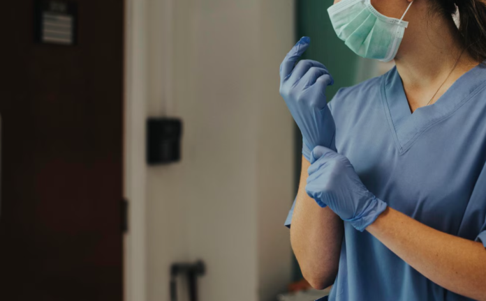 https://www.magnific.com/free-photo/doctor-putting-glove-prevent-coronavirus-contamination_18462887.htm#fromView=search&page=1&position=4&uuid=93c5eee6-aea5-44dd-aa60-5ff9452fca7d&query=enfermagem enfermagem