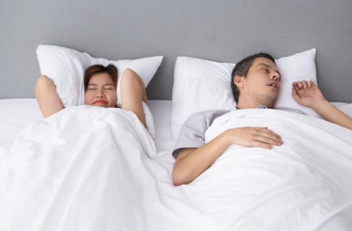 https://www.magnific.com/free-photo/angry-asian-woman-annoyed-with-husbands-snoring_1304230.htm#fromView=search&page=1&position=4&uuid=3cf791cd-7cfd-4e97-bf28-9b18b83b7925&query=apneia+do+sono apneia do sono
