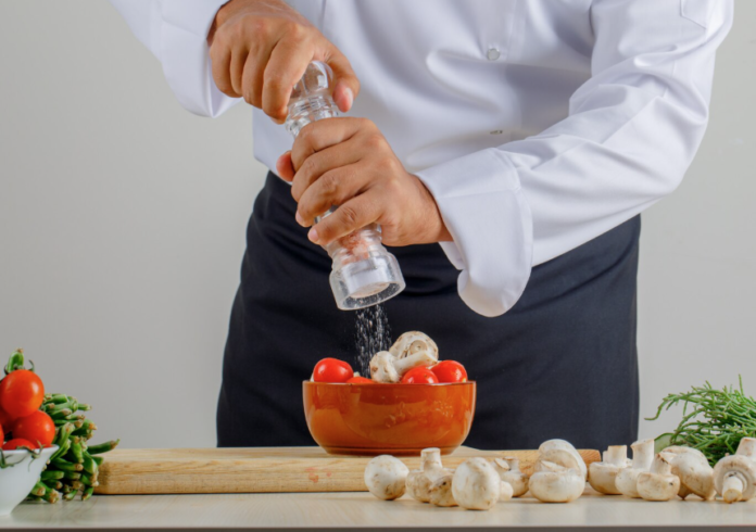 https://www.magnific.com/free-photo/male-chef-adding-salt-into-food-kitchen-uniform-apron_9384274.htm#fromView=search&page=1&position=5&uuid=507bac01-08a1-4913-926f-1d64cf01410c&query=sal+comida excesso de sal