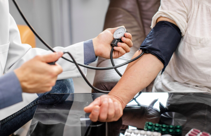 https://www.magnific.com/free-photo/male-doctor-hands-measuring-tension-patient_6052343.htm#fromView=search&page=1&position=14&uuid=ef7e8bbc-1c82-4156-9f85-2a670846d589&query=hipertens%C3%A3o sinais de hipertensão