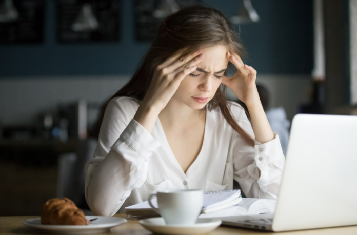 https://www.magnific.com/free-photo/nervous-stressed-female-student-feeling-headache-studying-cafe_3955485.htm#fromView=search&page=1&position=30&uuid=b6dc1924-f8aa-43a0-a479-ccd54a06896e&query=estresse estresse