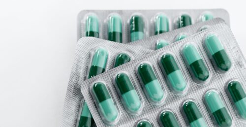 A judicialização de medicamentos de altíssimo custo ameaça a sustentabilidade do setor de saúde.