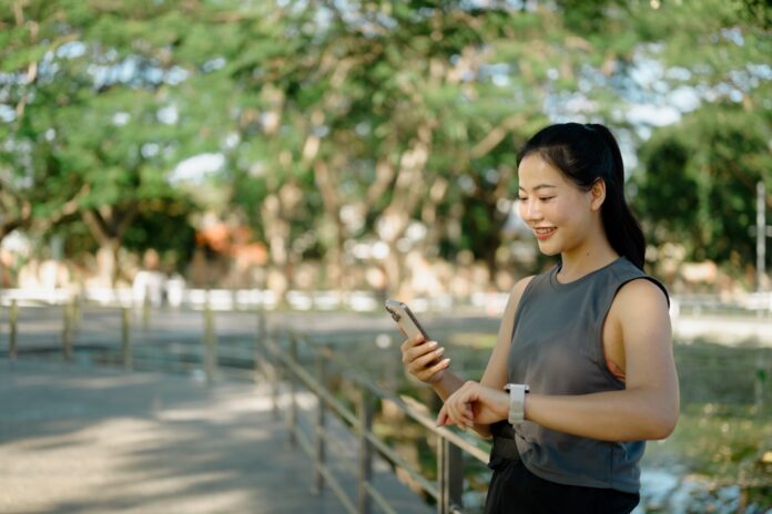 Women,Pausing,During,Run,,Checking,Fitness,Progress,In,Smartphone. Mexer o corpo, dormir e alimentar-se bem são fundamentais para a saúde