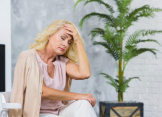 Sintomas da menopausa têm intensidade diferente em cada mulher sintomas menopausa