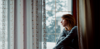 Por que a IA virou refúgio emocional? a busca por apoio emocional em plataformas