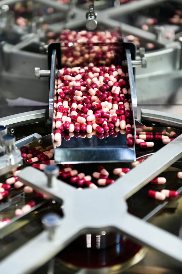 Medicine,Capsule,Pill,In,Production,Line,At,Medical,Factory,,Industrial A judicialização de medicamentos de altíssimo custo ameaça a sustentabilidade dos sistemas de saúde