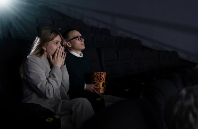 https://www.magnific.com/free-photo/client-dark-vip-cinema-studio_29015301.htm#fromView=search&page=1&position=8&uuid=d97f9e17-0765-4539-b448-3b450d038a0a&query=cinema+refletir filmes para refletir