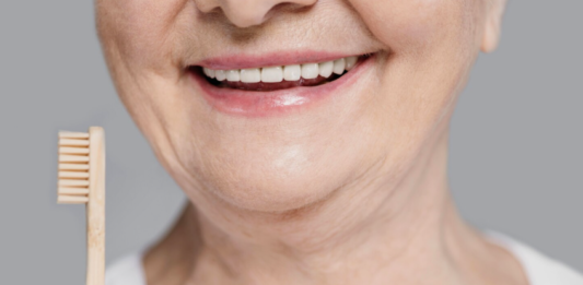 Envelhecimento dos dentes: como cuidar desse processo