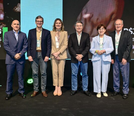 Vice-presidente da Unimed do Brasil e ex-presidente da Unimed Paraná é escolhido para receber o Troféu Ocepar – Líder Cooperativista do Ano 86b7ed6c-19e7-49ee-b175-f81633bd7bd6-_HZ16284 (1)