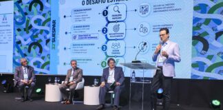 Programação conta com cases das Singulares Ao todo, a organização recebeu 102 trabalhos das Singulares, com 15 selecionados para apresentação, os demais fizeram parte de e-posters e também ficaram à disposição do público. Acima a apresentação do case da Unimed Oeste do Paraná