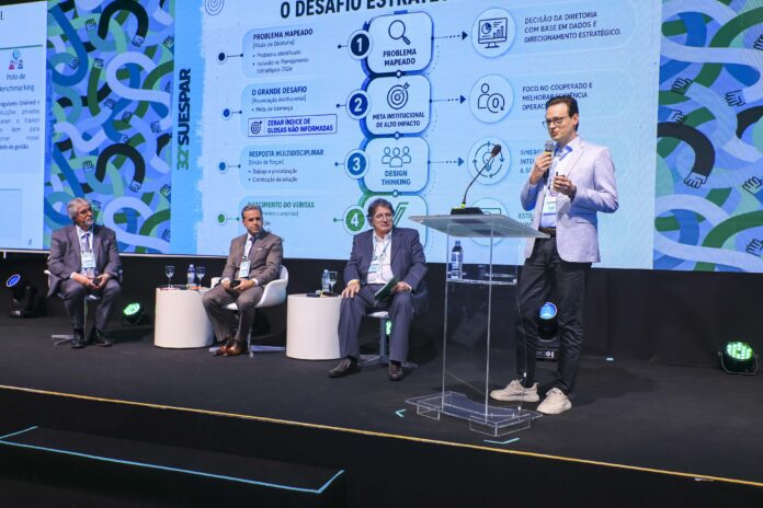 CASE OESTE Ao todo, a organização recebeu 102 trabalhos das Singulares, com 15 selecionados para apresentação, os demais fizeram parte de e-posters e também ficaram à disposição do público. Acima a apresentação do case da Unimed Oeste do Paraná