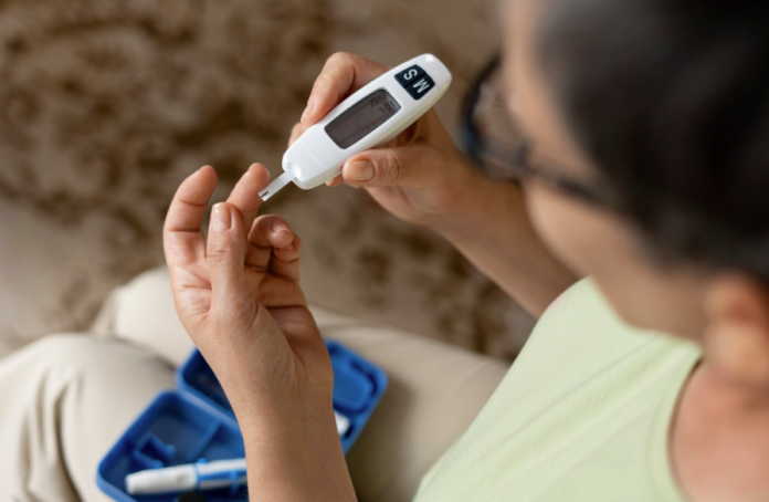https://www.magnific.com/free-photo/high-angle-diabetic-woman-checking-her-glucose-level_65609376.htm#fromView=search&page=1&position=10&uuid=3b750ae7-e141-4ee0-9938-bcaca651a687&track=ais_hybrid&query=diabetes prevenção diabetes