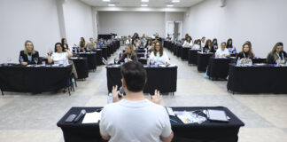 Ações especiais no 32º Suespar aproximaram expositores, dirigentes e familiares Tradicionalmente realizada e aguardada, ação para acompanhantes promoveu uma oficina de aquarela