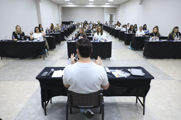foto oficina de aquarela Tradicionalmente realizada e aguardada, ação para acompanhantes promoveu uma oficina de aquarela