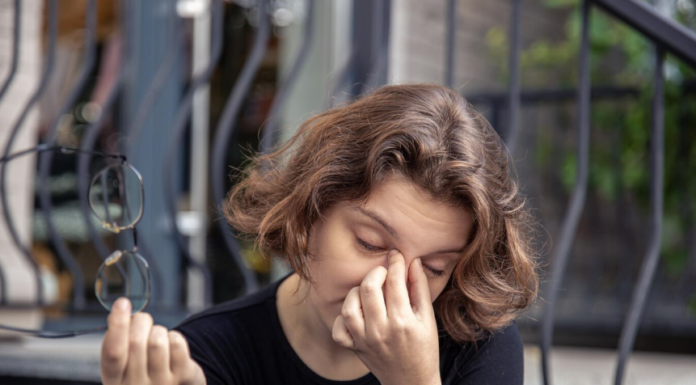 Coçar os olhos pode agravar o ceratocone? Podcast esclarece dúvidas